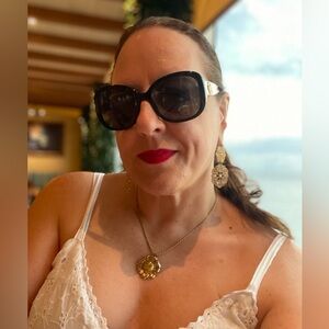 Meet your Posher, Joy